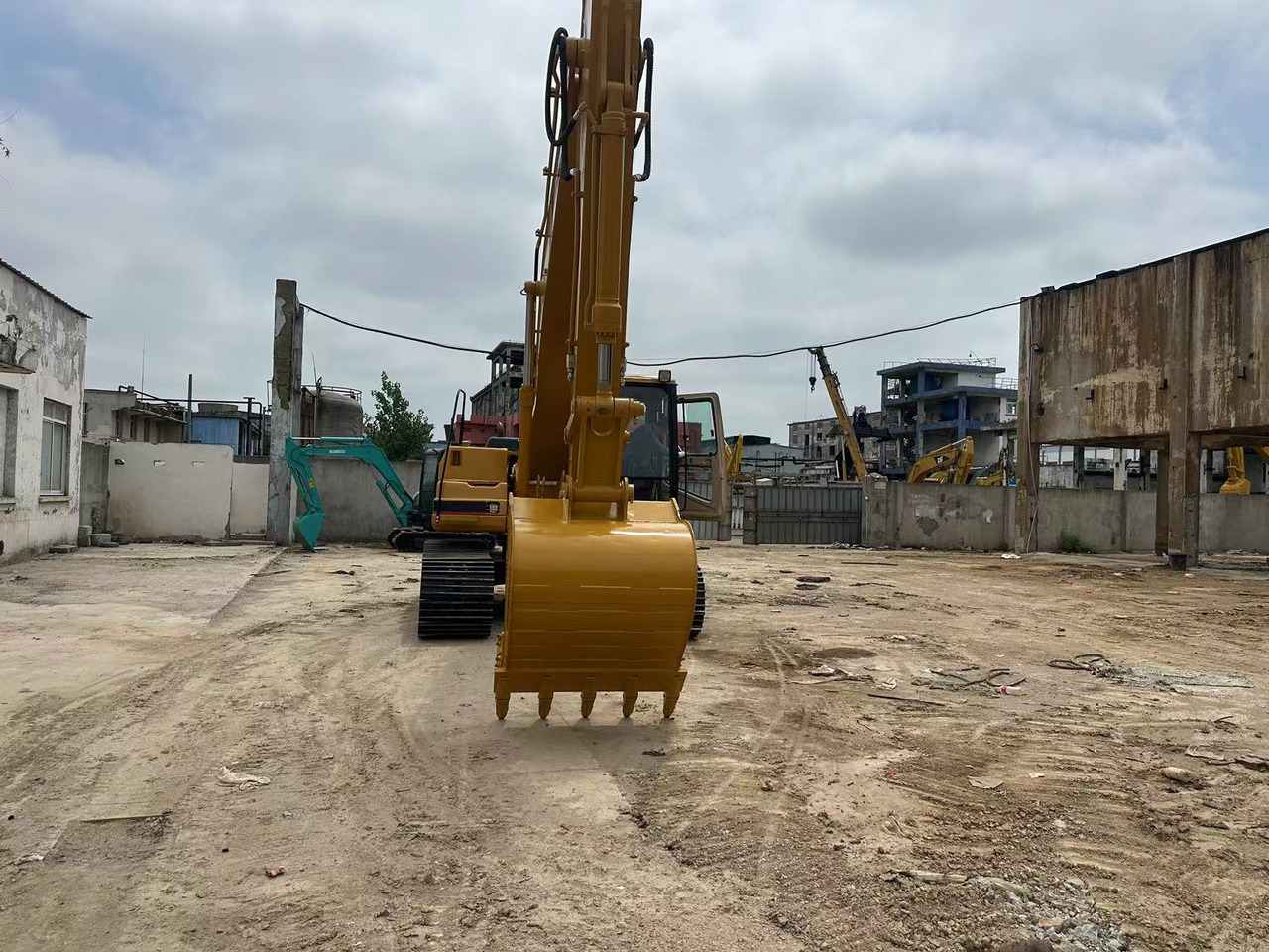 CATERPILLAR 320BL - Lánctalpas kotró: 4 kép. CATERPILLAR 320BL - Lánctalpas kotró: 4 kép.