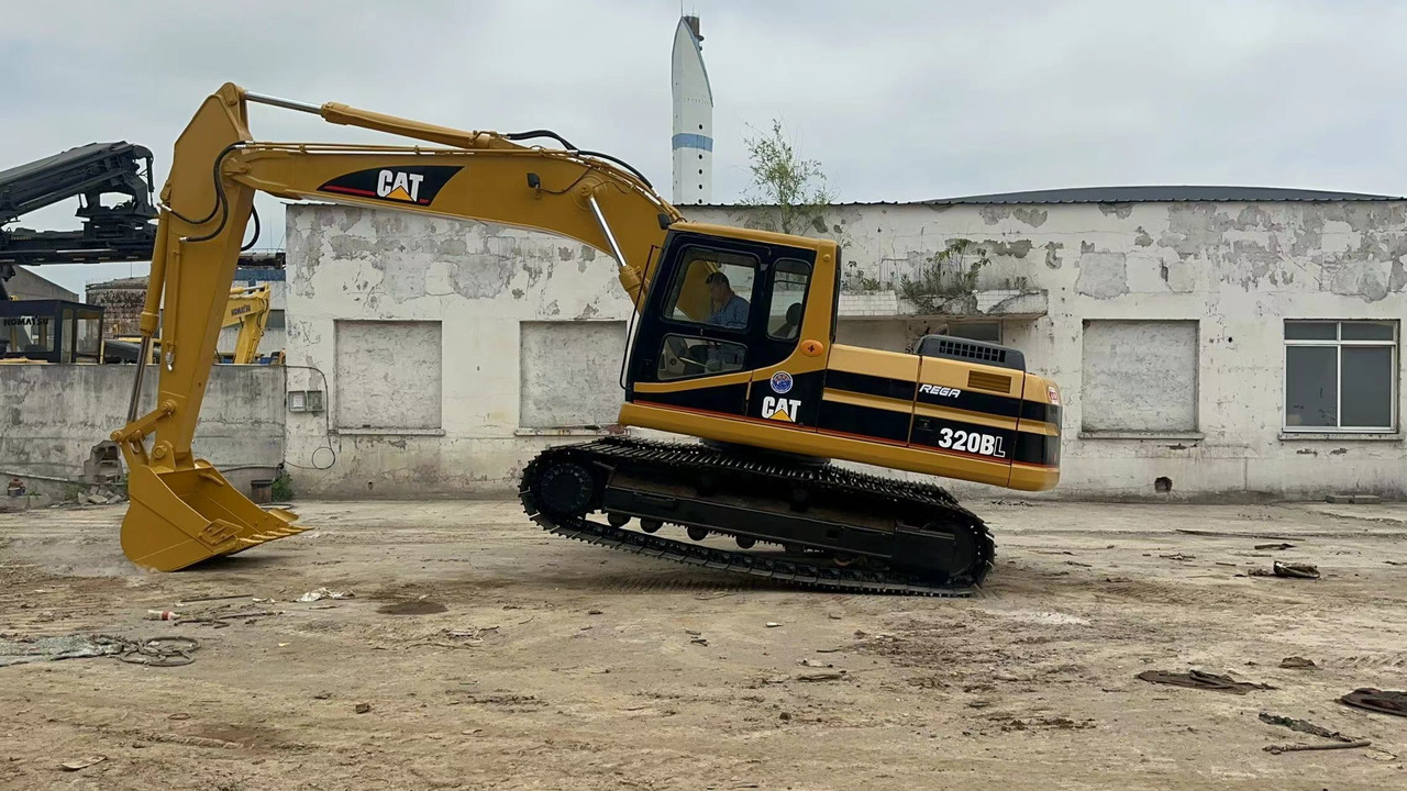 CATERPILLAR 320BL - Lánctalpas kotró: 2 kép. CATERPILLAR 320BL - Lánctalpas kotró: 2 kép.