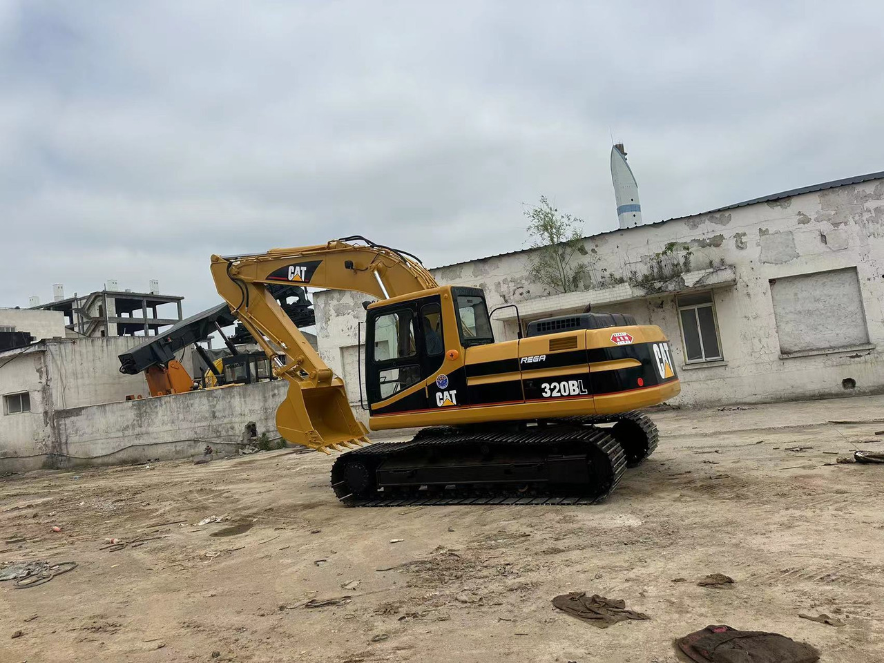 CATERPILLAR 320BL - Lánctalpas kotró: 3 kép. CATERPILLAR 320BL - Lánctalpas kotró: 3 kép.