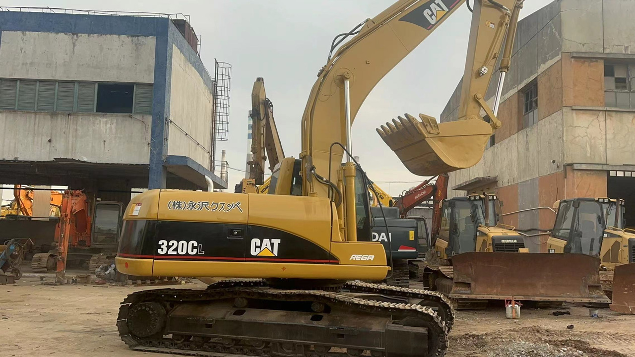 CATERPILLAR 320C 320B 320BL 325B - Lánctalpas kotró: 4 kép. CATERPILLAR 320C 320B 320BL 325B - Lánctalpas kotró: 4 kép.