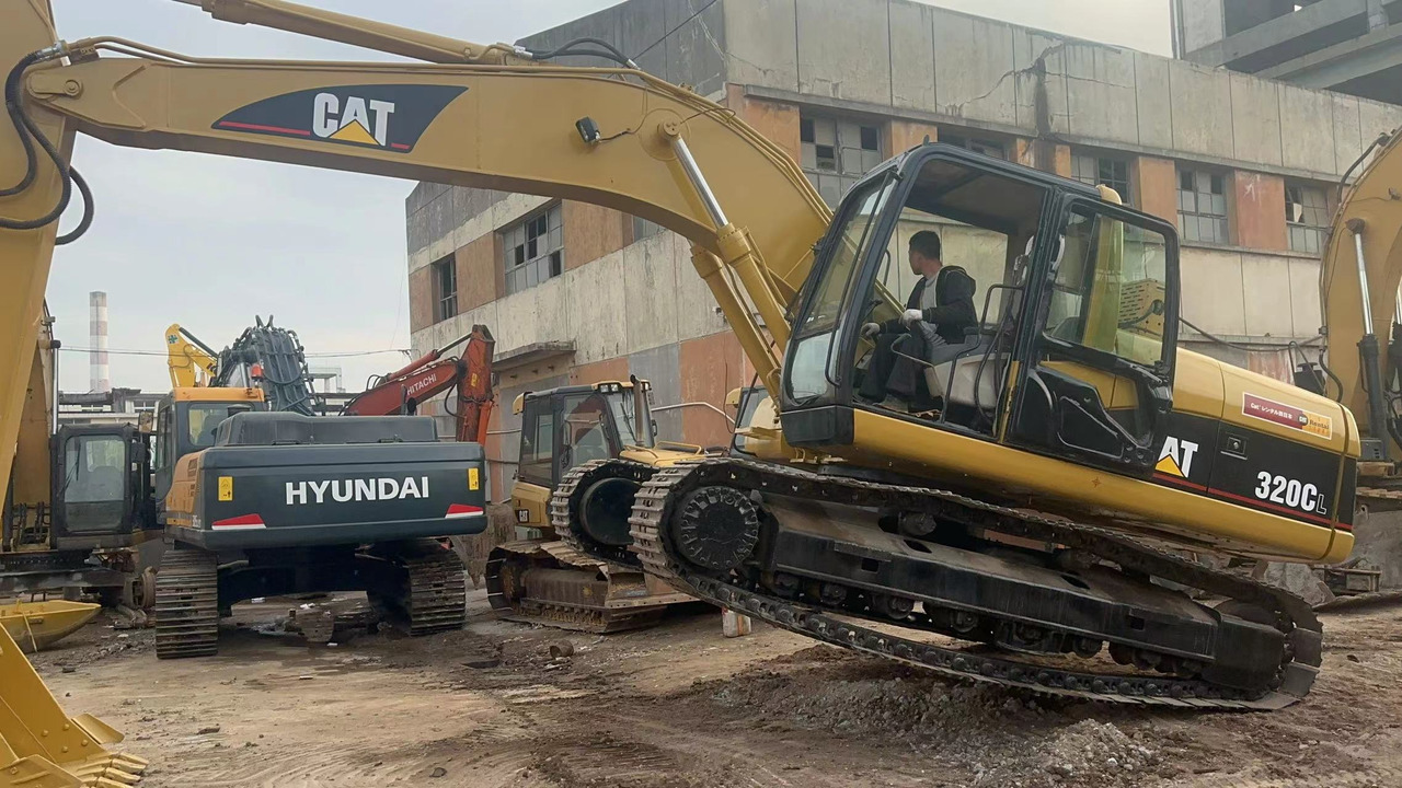 CATERPILLAR 320C 320B 320BL 325B - Lánctalpas kotró: 2 kép. CATERPILLAR 320C 320B 320BL 325B - Lánctalpas kotró: 2 kép.