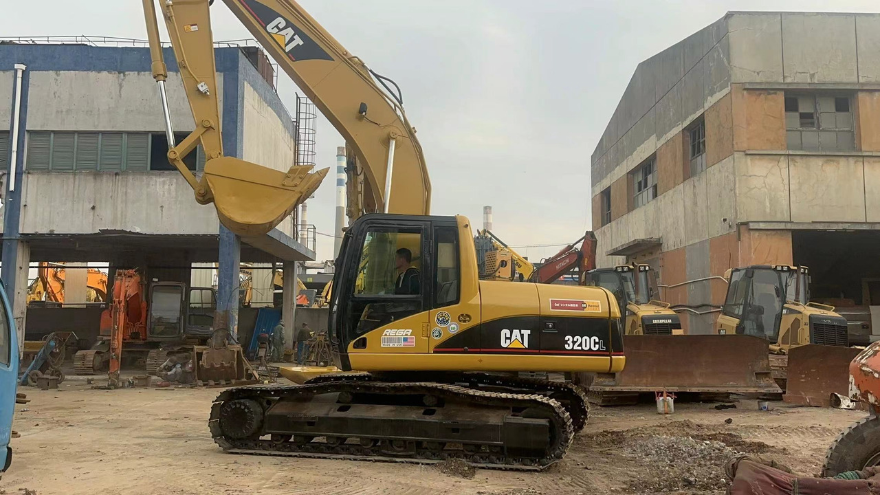 CATERPILLAR 320C 320B 320BL 325B - Lánctalpas kotró: 1 kép. CATERPILLAR 320C 320B 320BL 325B - Lánctalpas kotró: 1 kép.