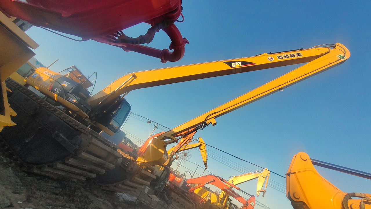 CATERPILLAR 320C - Kétéltű kotrógép: 3 kép. CATERPILLAR 320C - Kétéltű kotrógép: 3 kép.