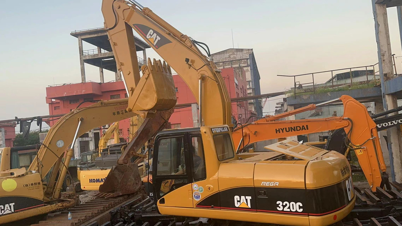 CATERPILLAR 320C - Kétéltű kotrógép: 4 kép. CATERPILLAR 320C - Kétéltű kotrógép: 4 kép.
