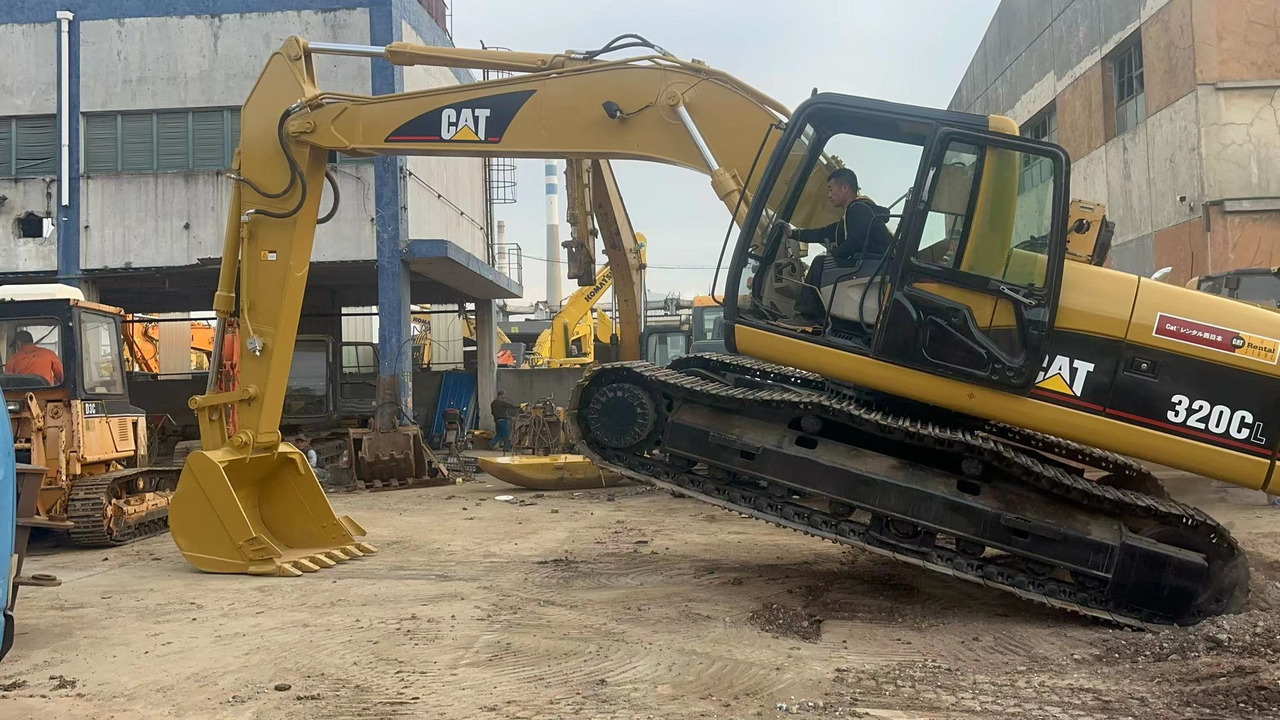 CATERPILLAR 320C - Lánctalpas kotró: 2 kép. CATERPILLAR 320C - Lánctalpas kotró: 2 kép.