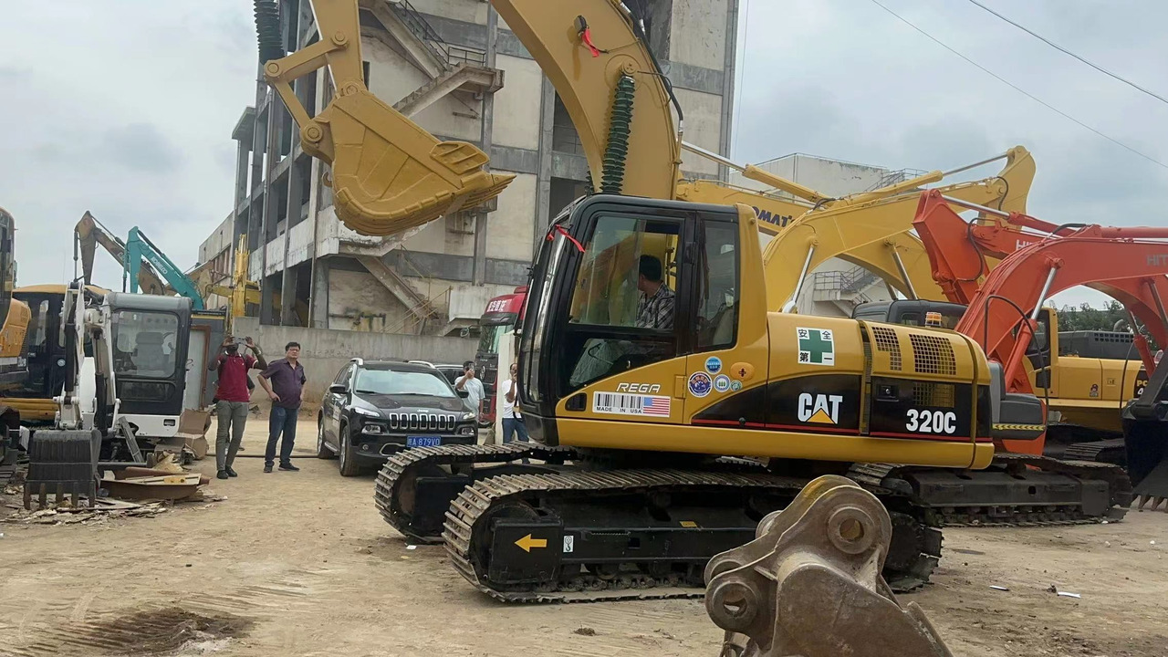 CATERPILLAR 320CL - Lánctalpas kotró: 4 kép. CATERPILLAR 320CL - Lánctalpas kotró: 4 kép.