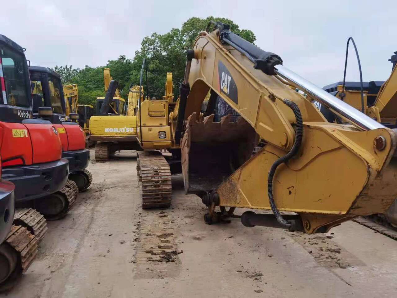 CATERPILLAR 320CL - Lánctalpas kotró: 3 kép. CATERPILLAR 320CL - Lánctalpas kotró: 3 kép.