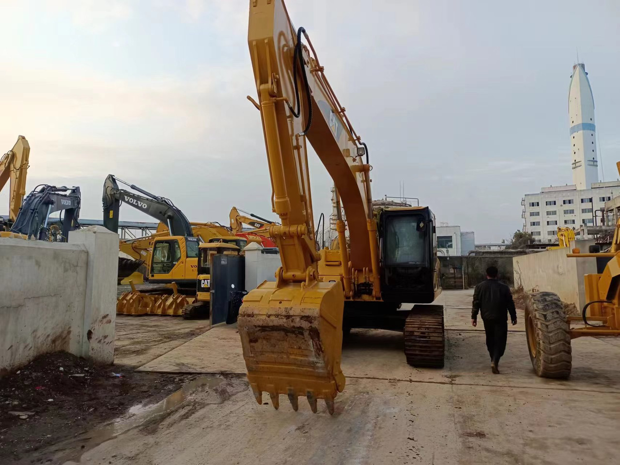 CATERPILLAR 320CL - Lánctalpas kotró: 2 kép. CATERPILLAR 320CL - Lánctalpas kotró: 2 kép.