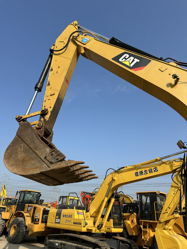 CATERPILLAR 320GC - Lánctalpas kotró: 4 kép. CATERPILLAR 320GC - Lánctalpas kotró: 4 kép.