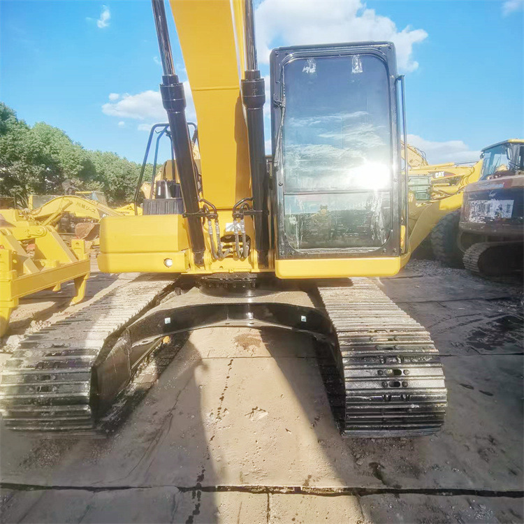 CATERPILLAR 320GC - Lánctalpas kotró: 2 kép. CATERPILLAR 320GC - Lánctalpas kotró: 2 kép.