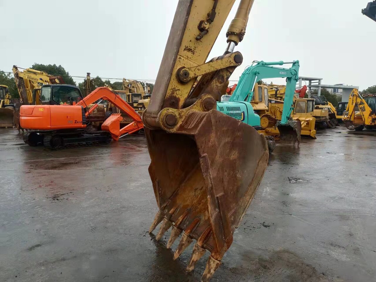 CATERPILLAR 325BL - Lánctalpas kotró: 2 kép. CATERPILLAR 325BL - Lánctalpas kotró: 2 kép.