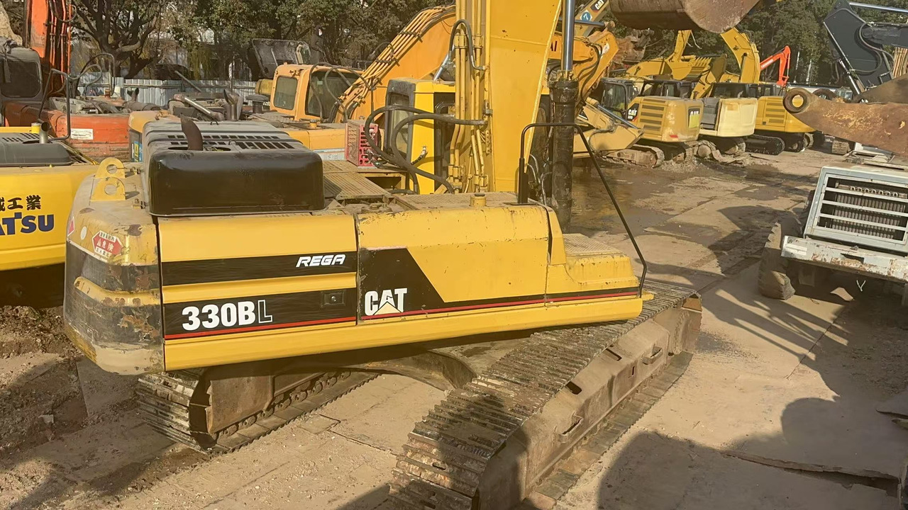 CATERPILLAR 330B - Lánctalpas kotró: 2 kép. CATERPILLAR 330B - Lánctalpas kotró: 2 kép.