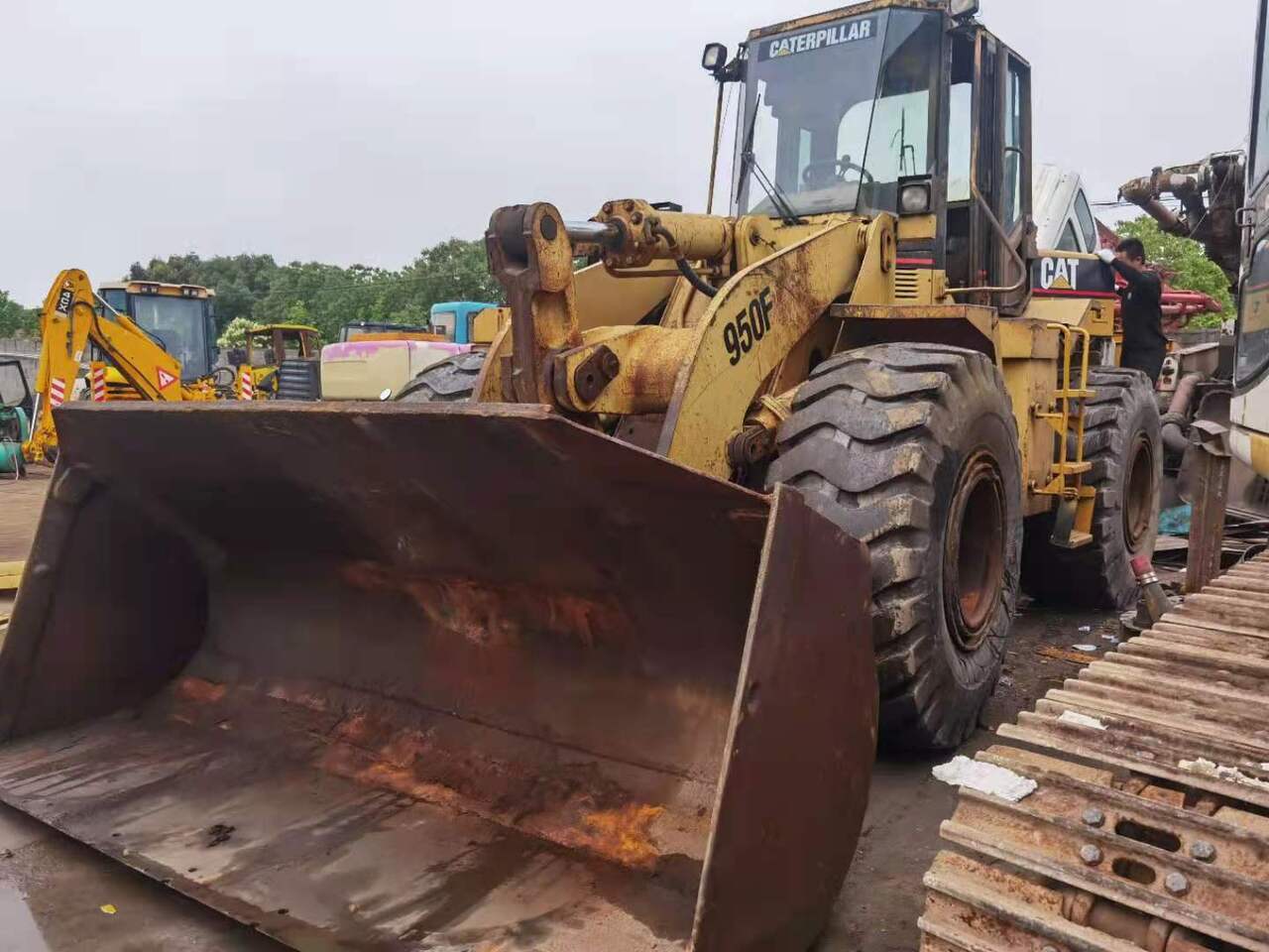 CATERPILLAR 950F -Wheel loader - Gumikerekes homlokrakodó: 1 kép. CATERPILLAR 950F -Wheel loader - Gumikerekes homlokrakodó: 1 kép.