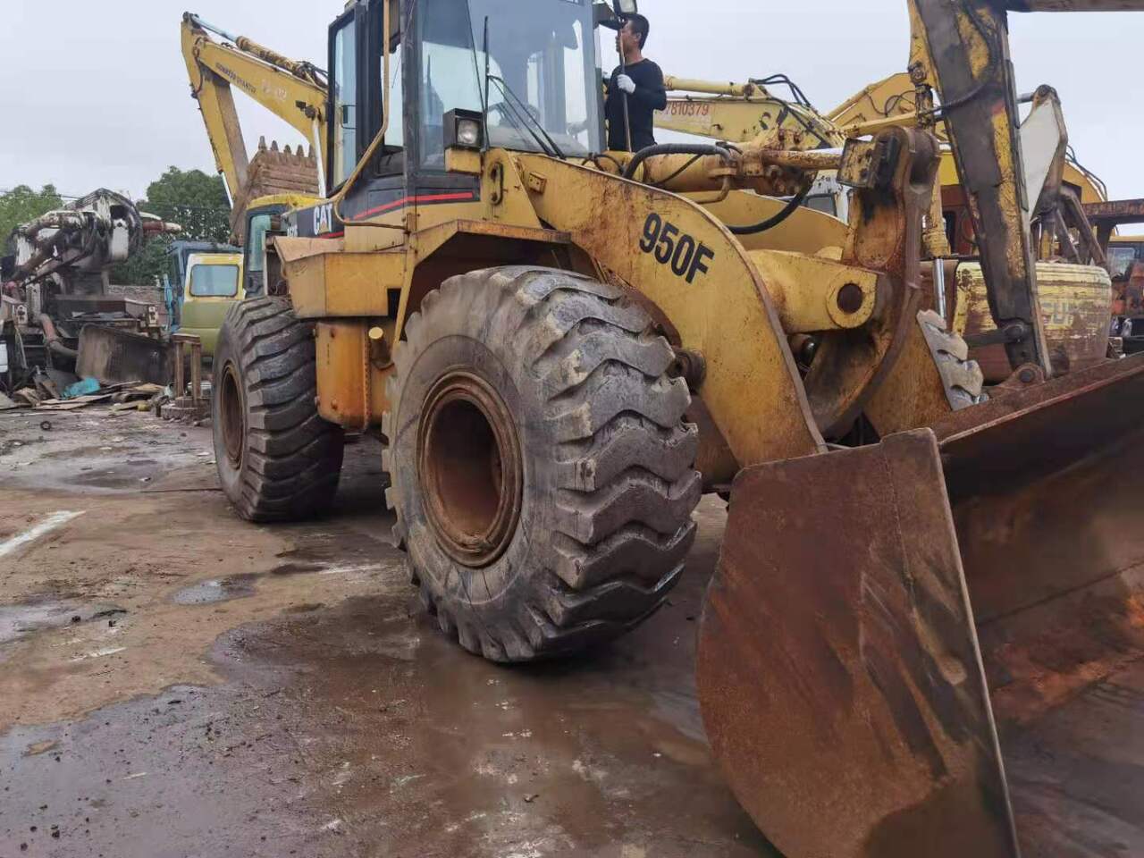 CATERPILLAR 950F -Wheel loader - Gumikerekes homlokrakodó: 2 kép. CATERPILLAR 950F -Wheel loader - Gumikerekes homlokrakodó: 2 kép.