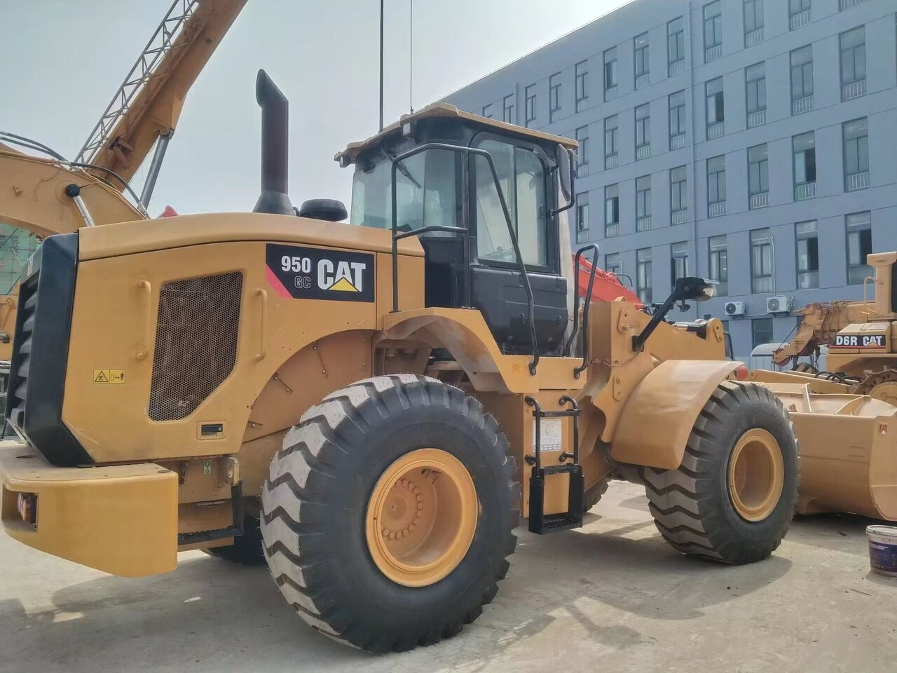 CATERPILLAR 950GC - Gumikerekes homlokrakodó: 3 kép. CATERPILLAR 950GC - Gumikerekes homlokrakodó: 3 kép.
