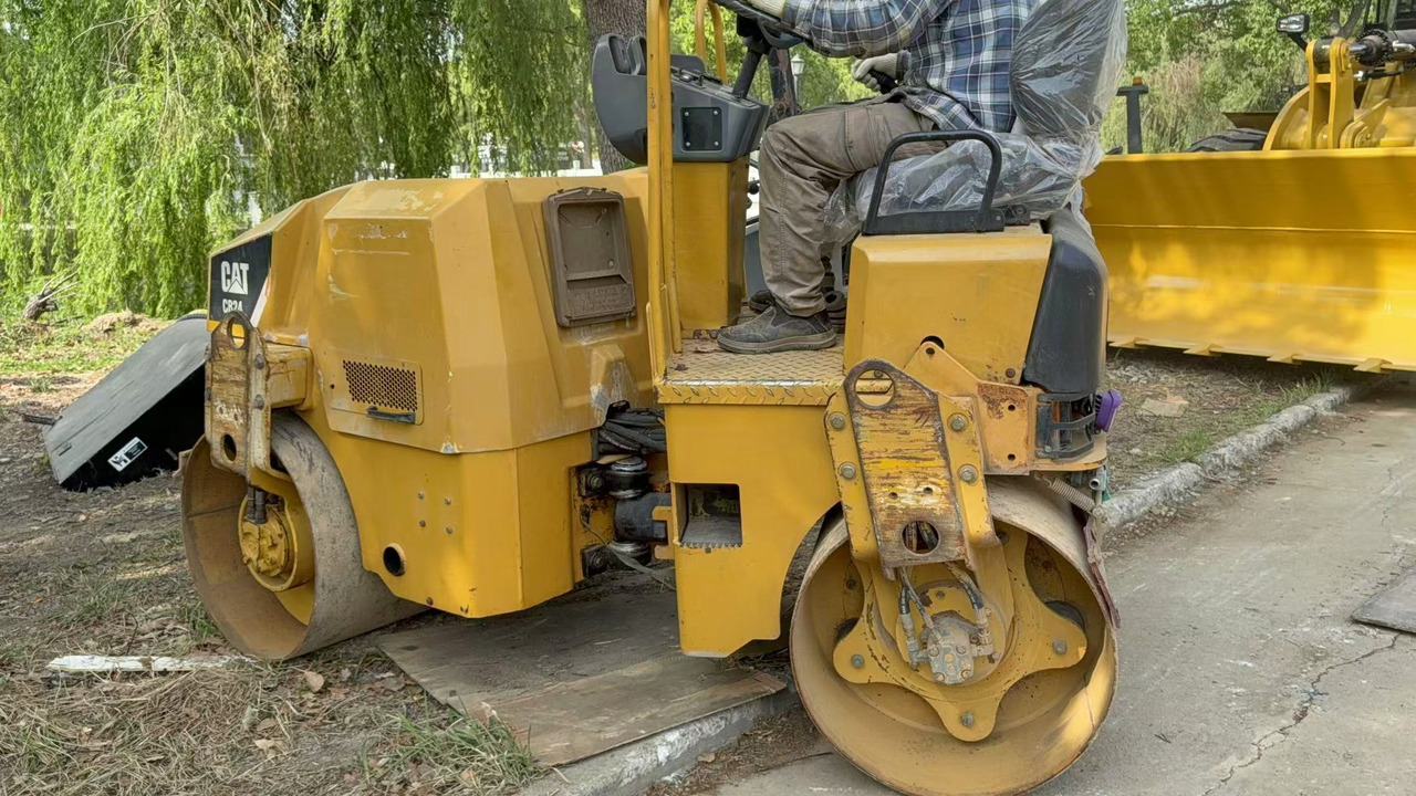 CATERPILLAR CB24B - Henger: 2 kép. CATERPILLAR CB24B - Henger: 2 kép.