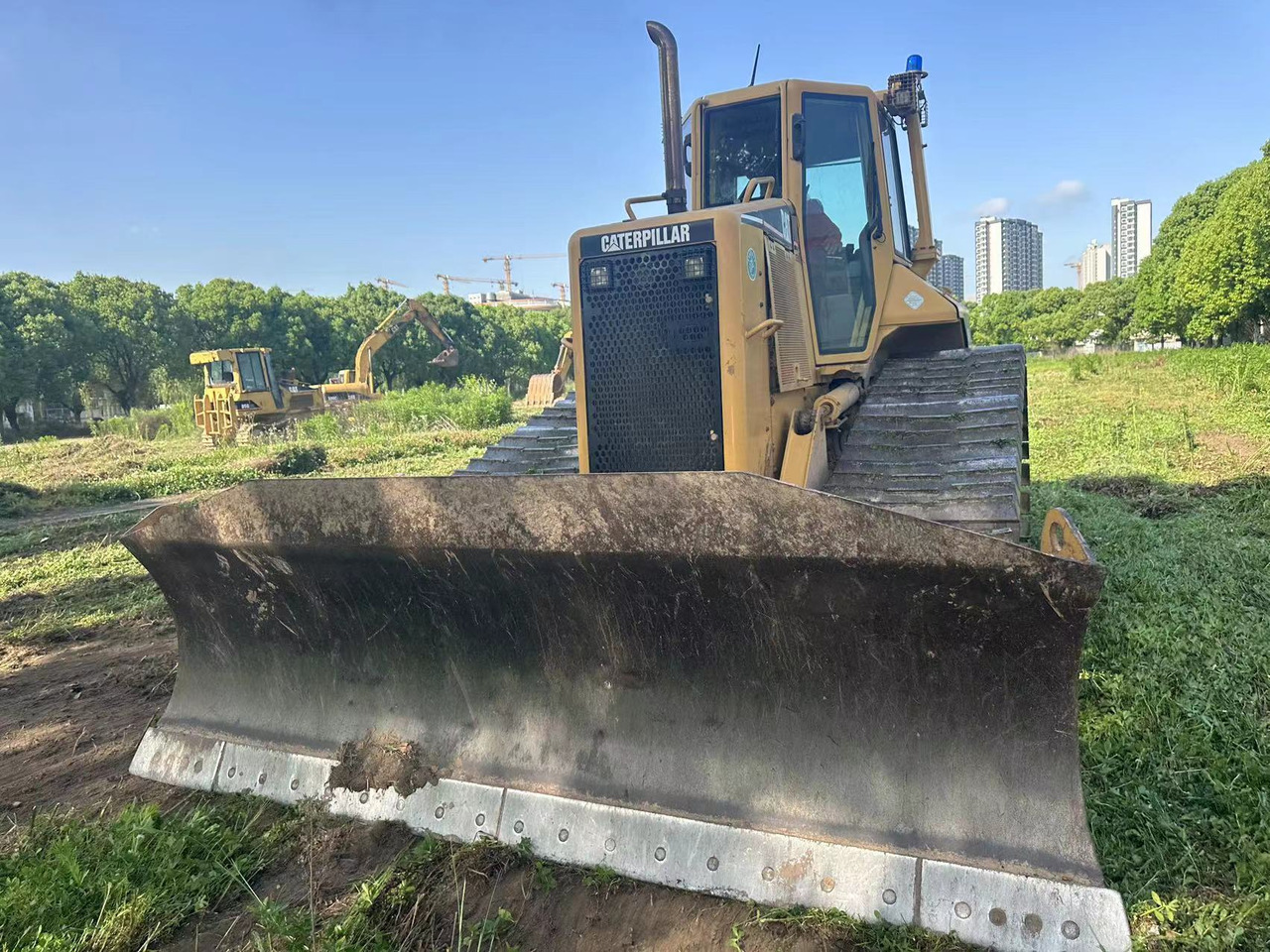 CATERPILLAR D5N - Buldózer: 2 kép. CATERPILLAR D5N - Buldózer: 2 kép.