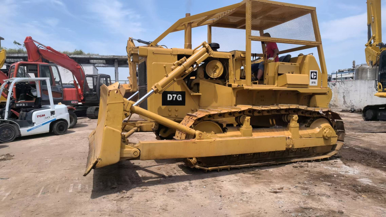 CATERPILLAR D7G - Buldózer: 2 kép. CATERPILLAR D7G - Buldózer: 2 kép.