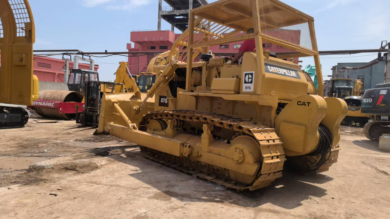 CATERPILLAR D7G - Buldózer: 4 kép. CATERPILLAR D7G - Buldózer: 4 kép.