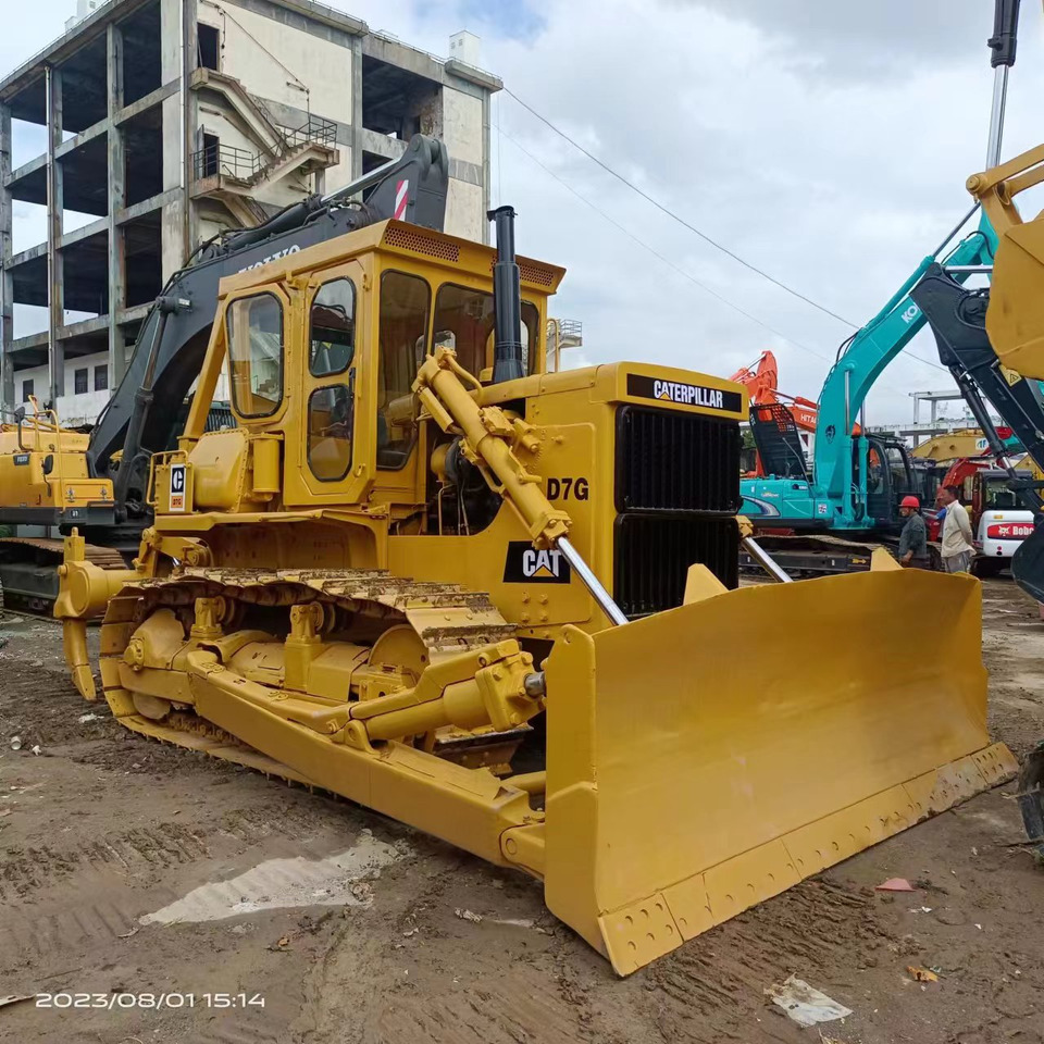 CATERPILLAR D7G - Buldózer: 1 kép. CATERPILLAR D7G - Buldózer: 1 kép.