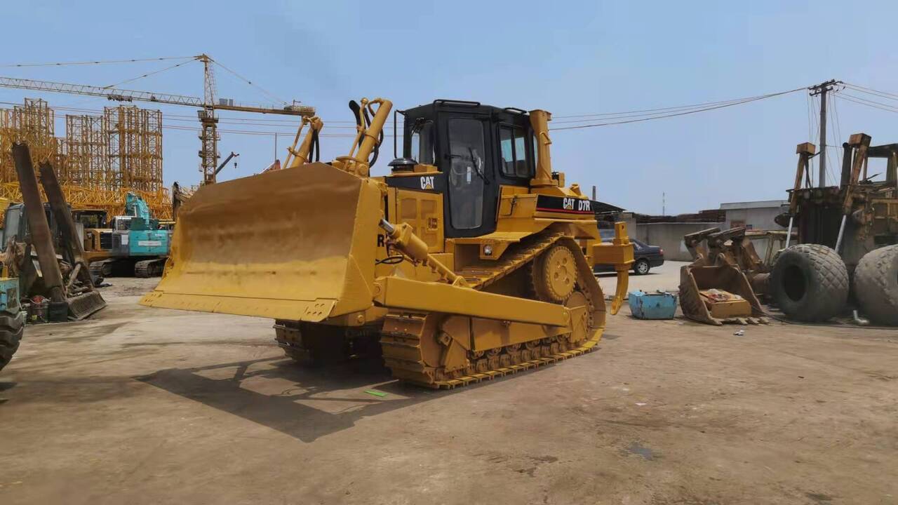 CATERPILLAR D7R - Buldózer: 1 kép. CATERPILLAR D7R - Buldózer: 1 kép.