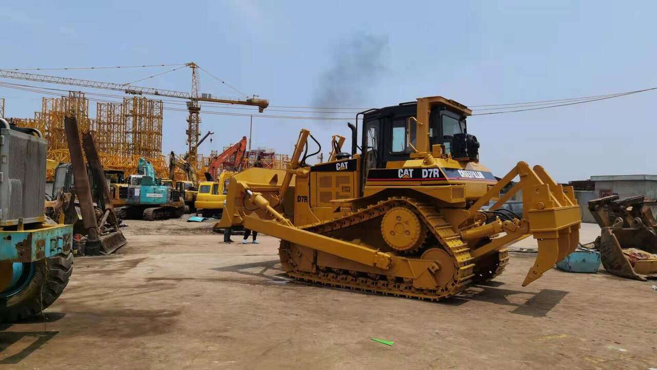 CATERPILLAR D7R - Buldózer: 2 kép. CATERPILLAR D7R - Buldózer: 2 kép.