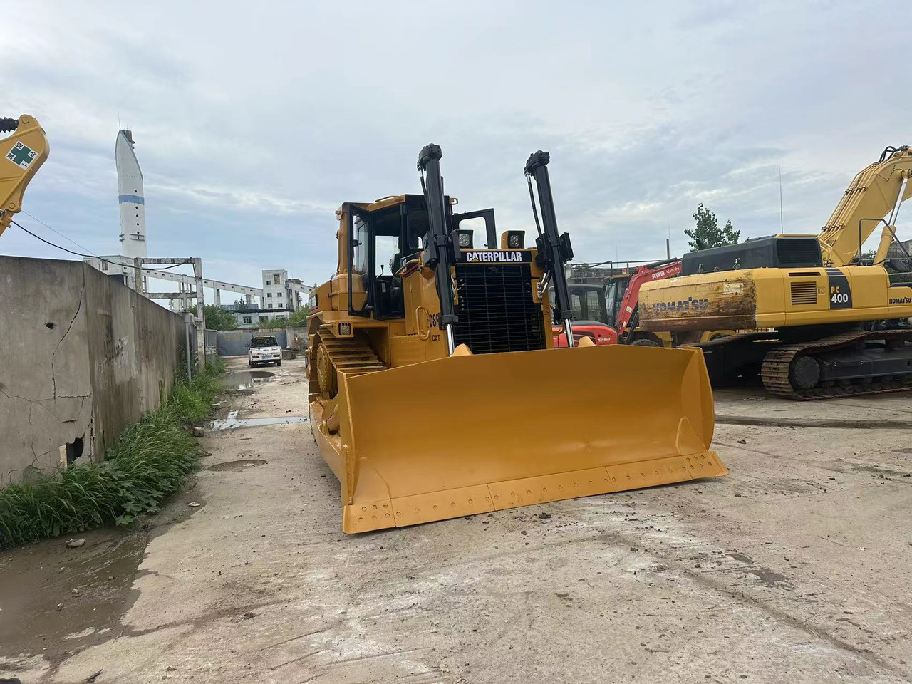 CATERPILLAR D8R - Buldózer: 2 kép. CATERPILLAR D8R - Buldózer: 2 kép.