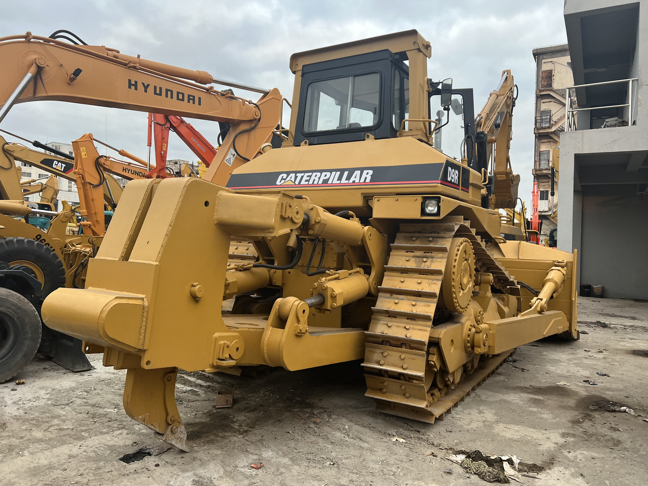 CATERPILLAR D9R - Buldózer: 2 kép. CATERPILLAR D9R - Buldózer: 2 kép.
