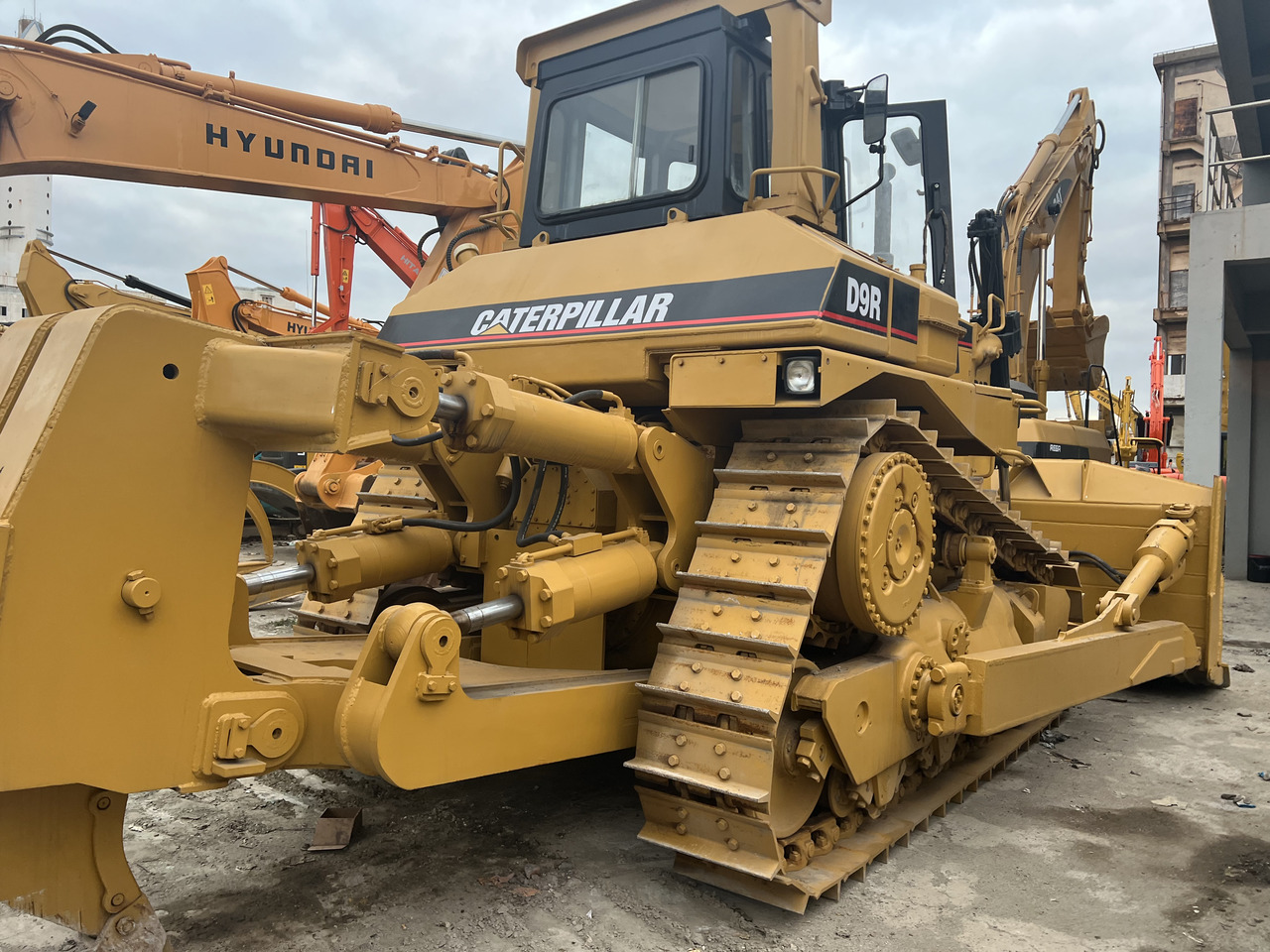 CATERPILLAR D9R - Buldózer: 1 kép. CATERPILLAR D9R - Buldózer: 1 kép.