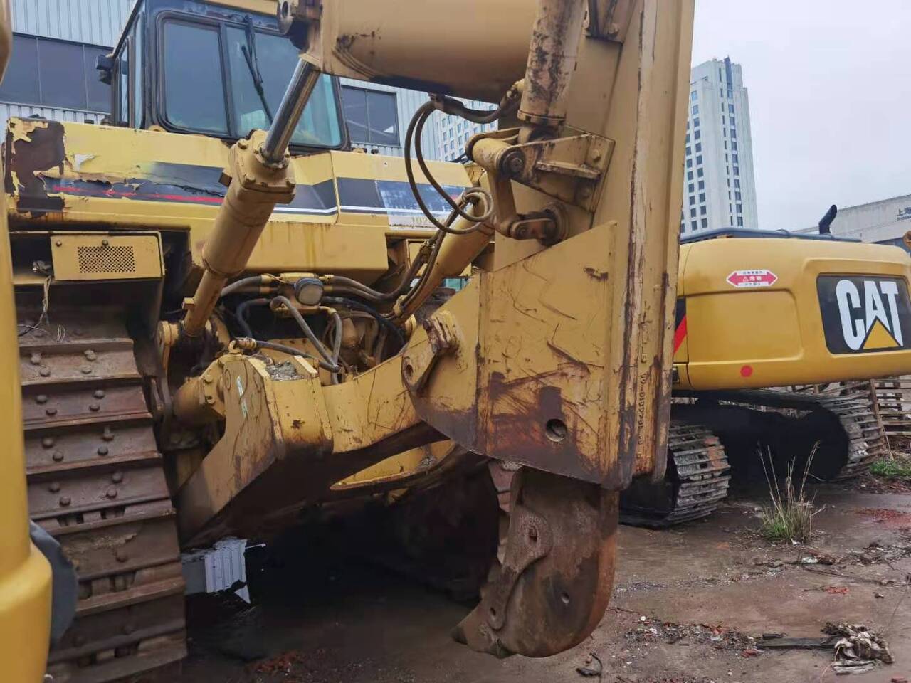 CATERPILLAR D9R - Buldózer: 4 kép. CATERPILLAR D9R - Buldózer: 4 kép.