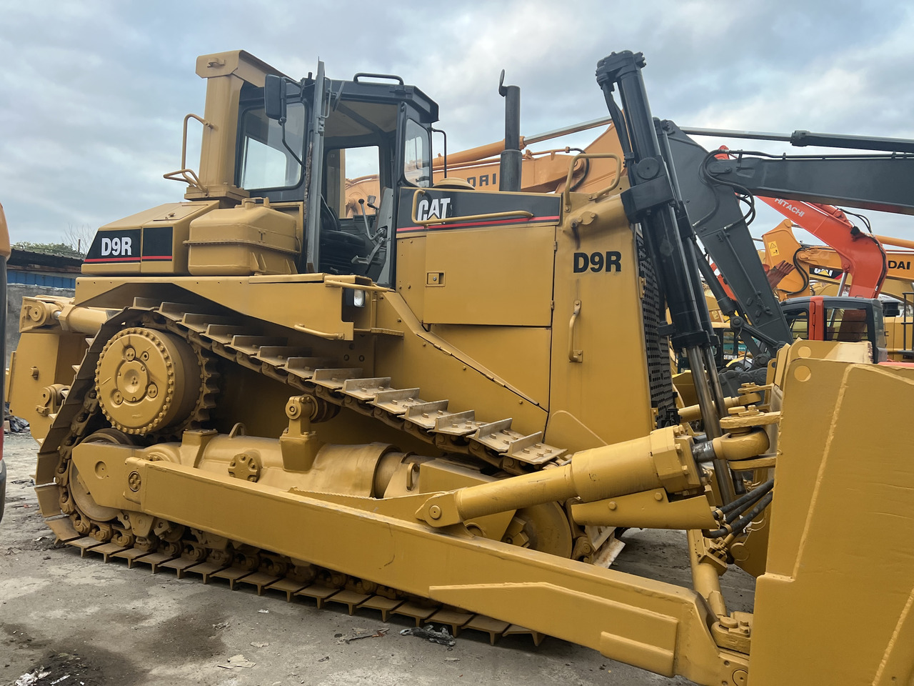 CATERPILLAR D9R - Buldózer: 3 kép. CATERPILLAR D9R - Buldózer: 3 kép.