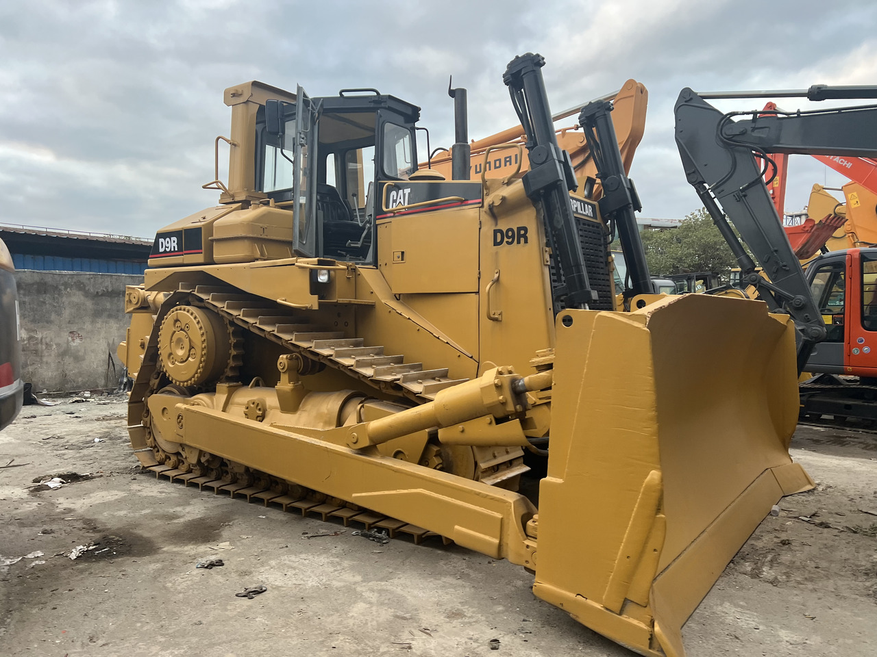 CATERPILLAR D9R - Buldózer: 5 kép. CATERPILLAR D9R - Buldózer: 5 kép.