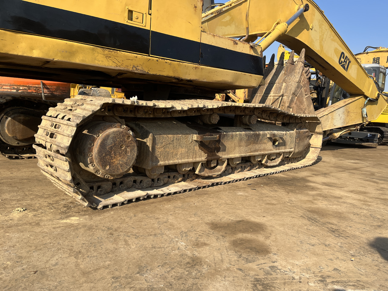CATERPILLAR E200 - Kotrógép: 4 kép. CATERPILLAR E200 - Kotrógép: 4 kép.