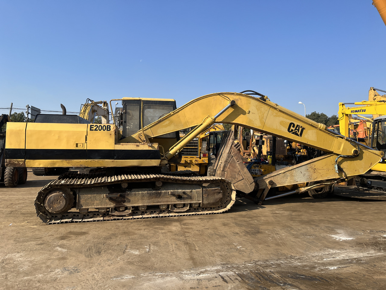CATERPILLAR E200 - Kotrógép: 2 kép. CATERPILLAR E200 - Kotrógép: 2 kép.