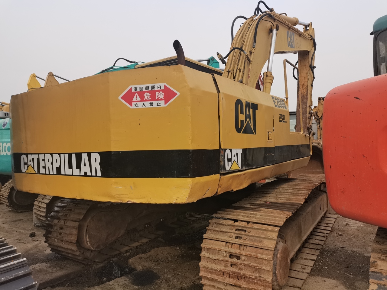 CATERPILLAR E200 - Lánctalpas kotró: 1 kép. CATERPILLAR E200 - Lánctalpas kotró: 1 kép.