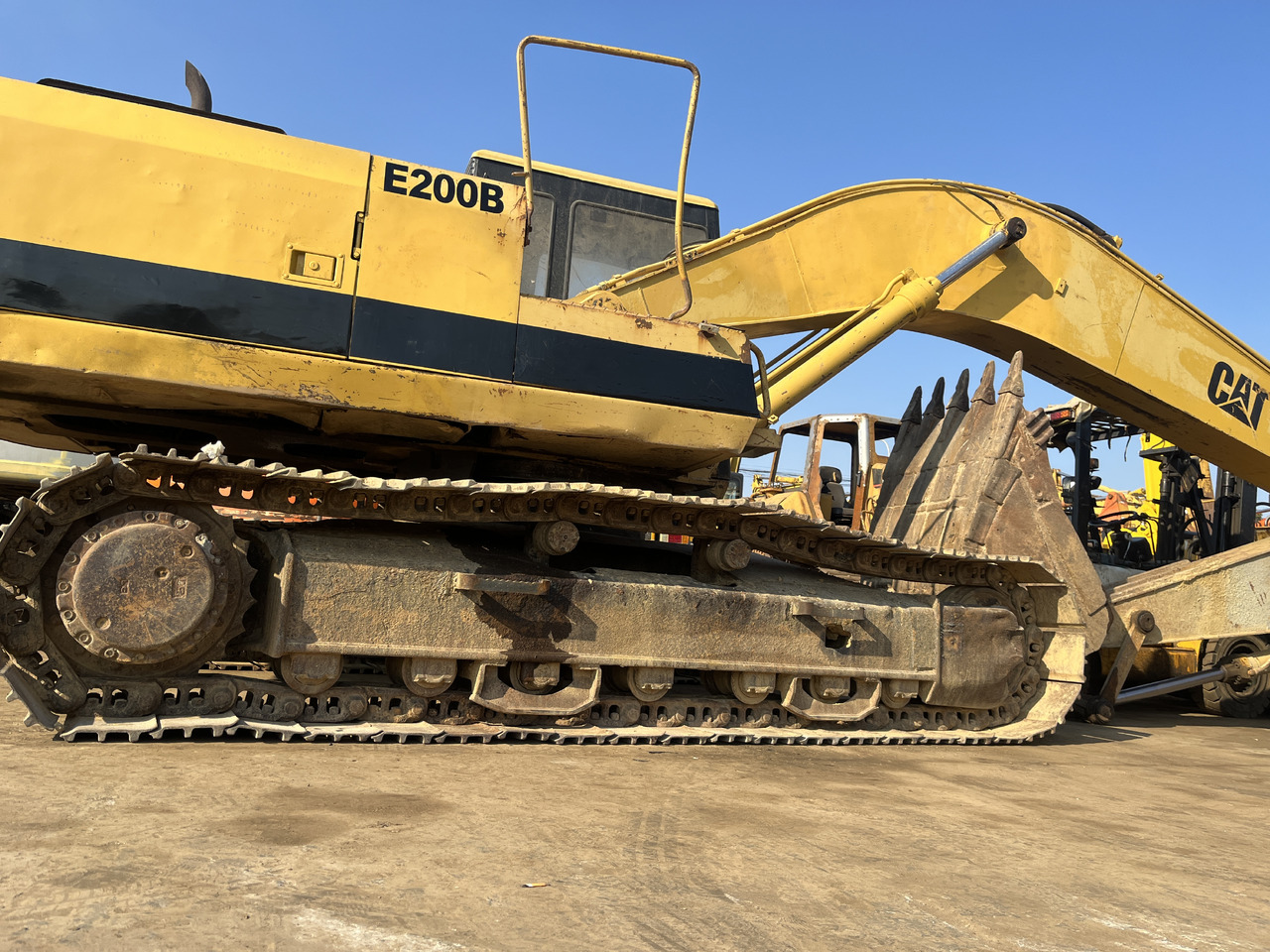 CATERPILLAR E200 - Kotrógép: 3 kép. CATERPILLAR E200 - Kotrógép: 3 kép.