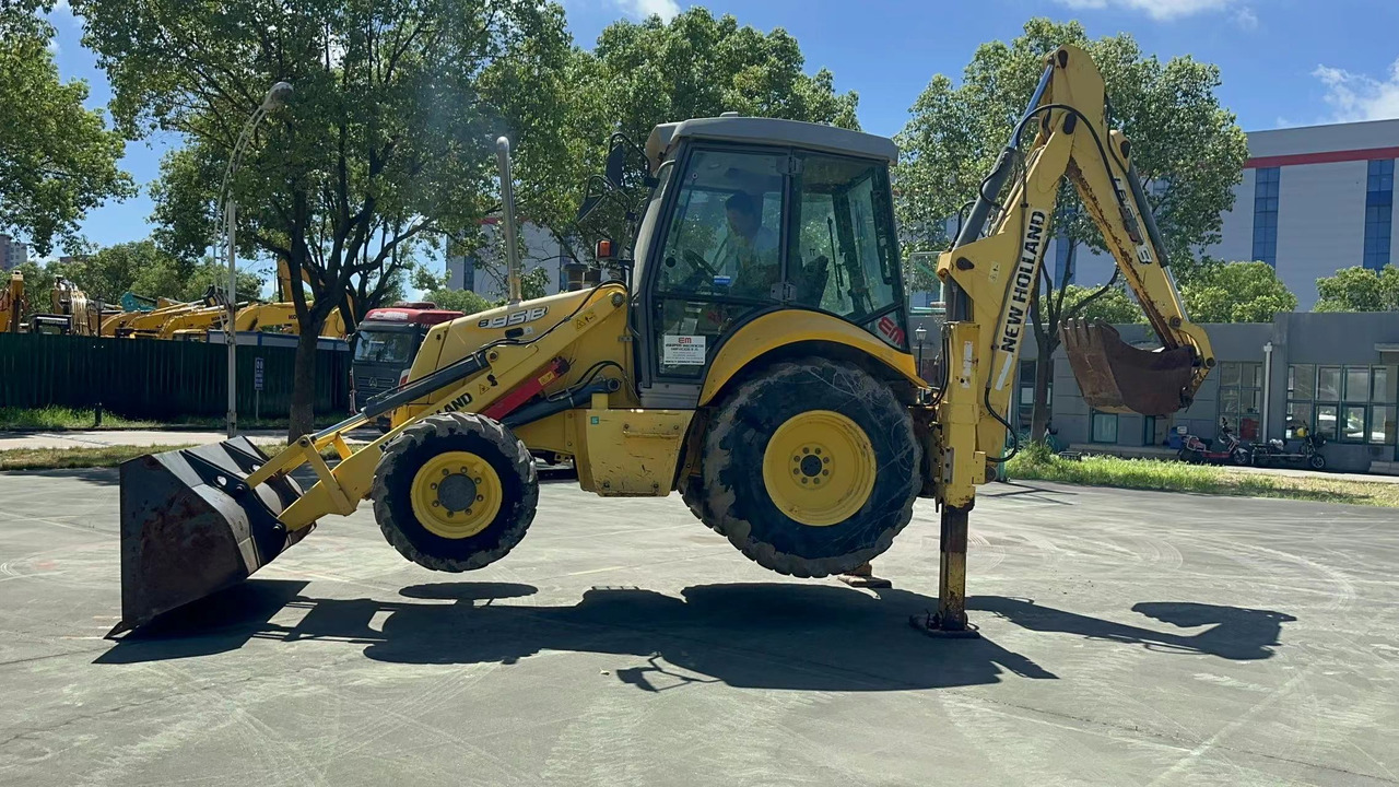 CNH LB95B-4PT - Kotrórakodó: 4 kép. CNH LB95B-4PT - Kotrórakodó: 4 kép.
