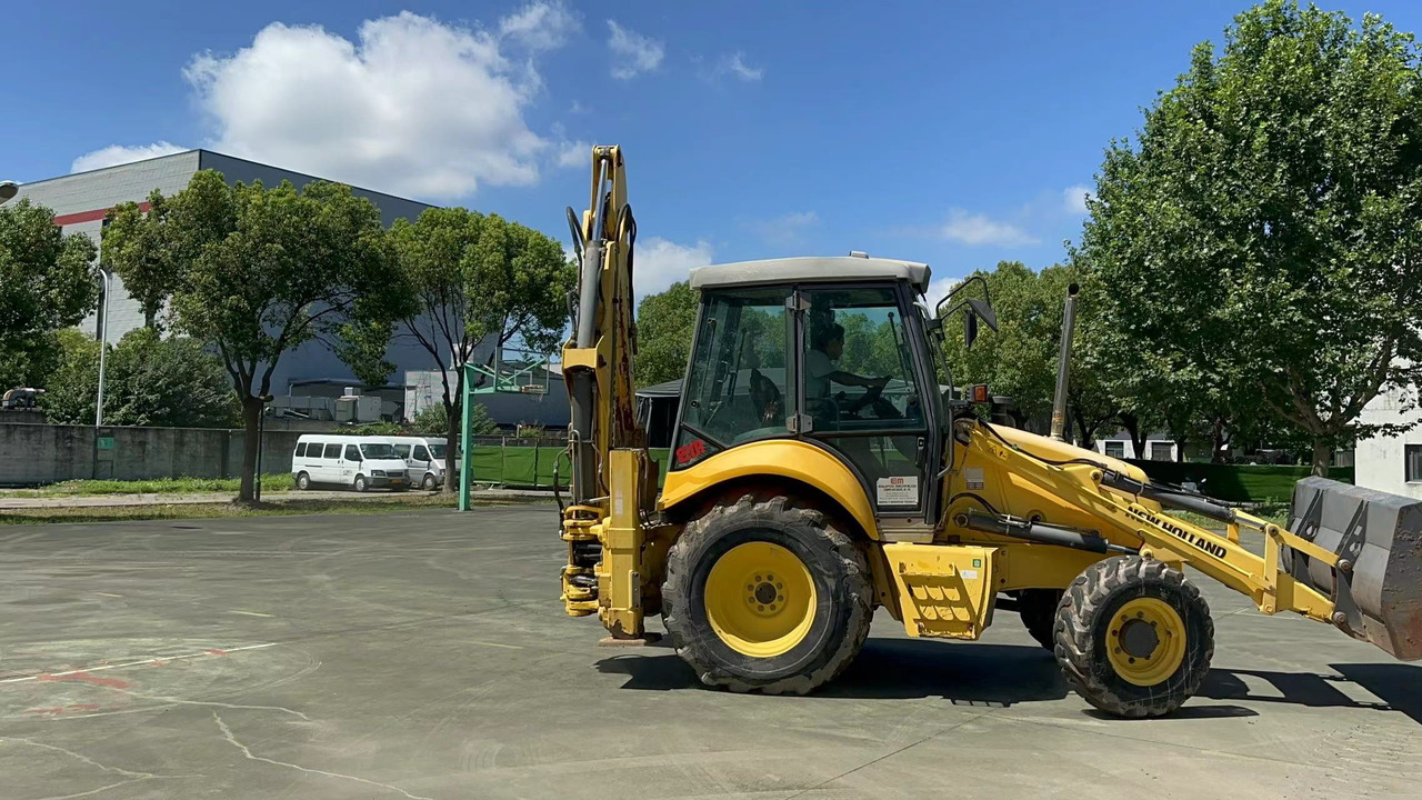 CNH LB95B-4PT - Kotrórakodó: 1 kép. CNH LB95B-4PT - Kotrórakodó: 1 kép.