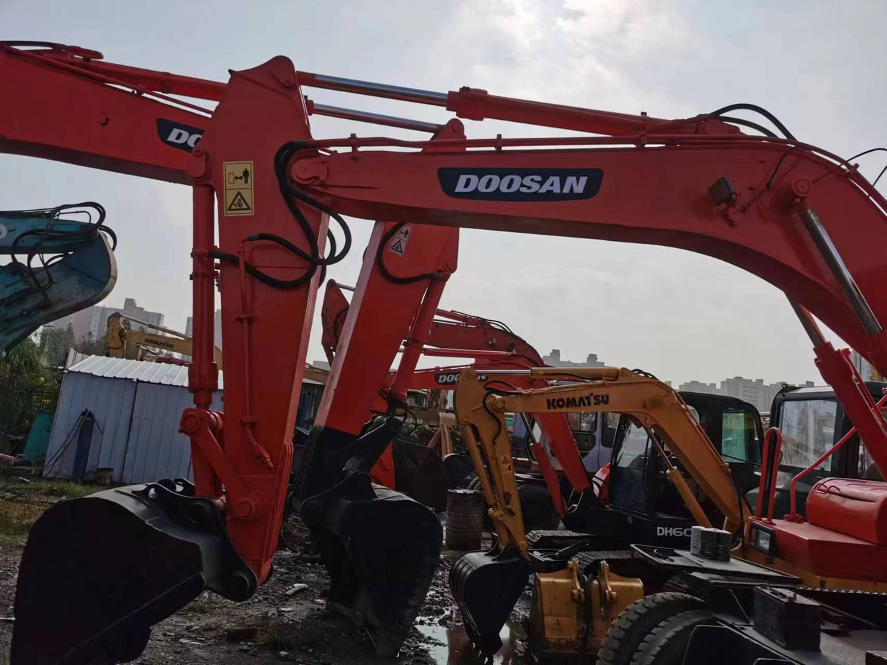DOOSAN DH140W-7 - Gumikerekes kotró: 3 kép. DOOSAN DH140W-7 - Gumikerekes kotró: 3 kép.