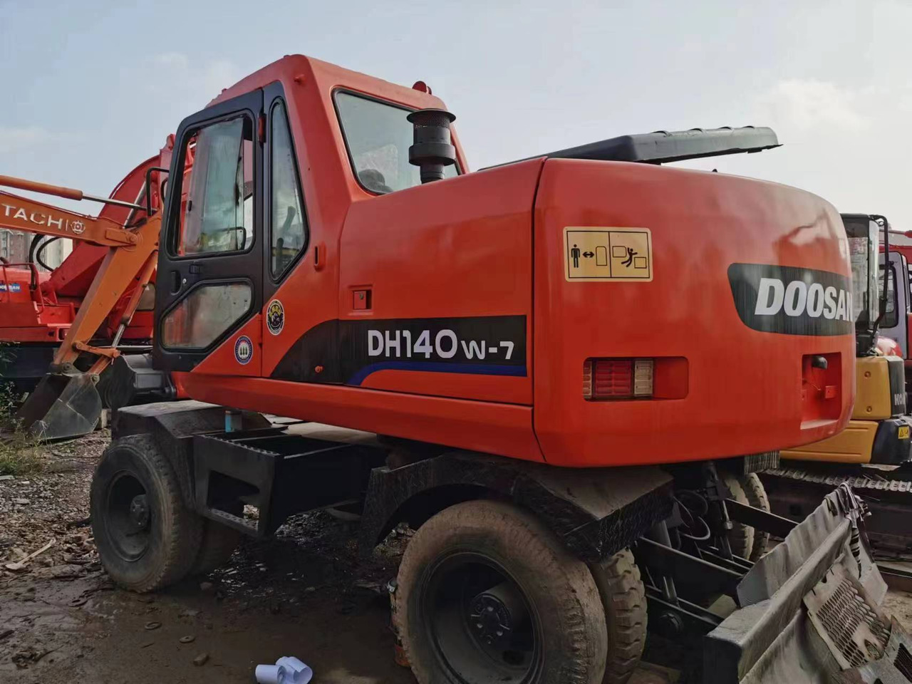 DOOSAN DH140W-7 - Gumikerekes kotró: 1 kép. DOOSAN DH140W-7 - Gumikerekes kotró: 1 kép.