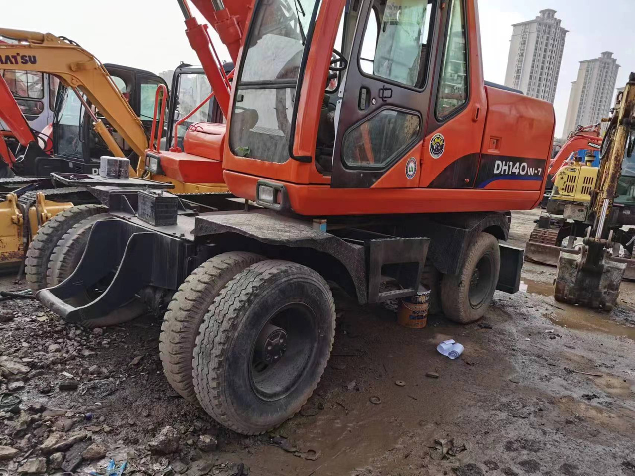 DOOSAN DH140W-7 - Gumikerekes kotró: 2 kép. DOOSAN DH140W-7 - Gumikerekes kotró: 2 kép.