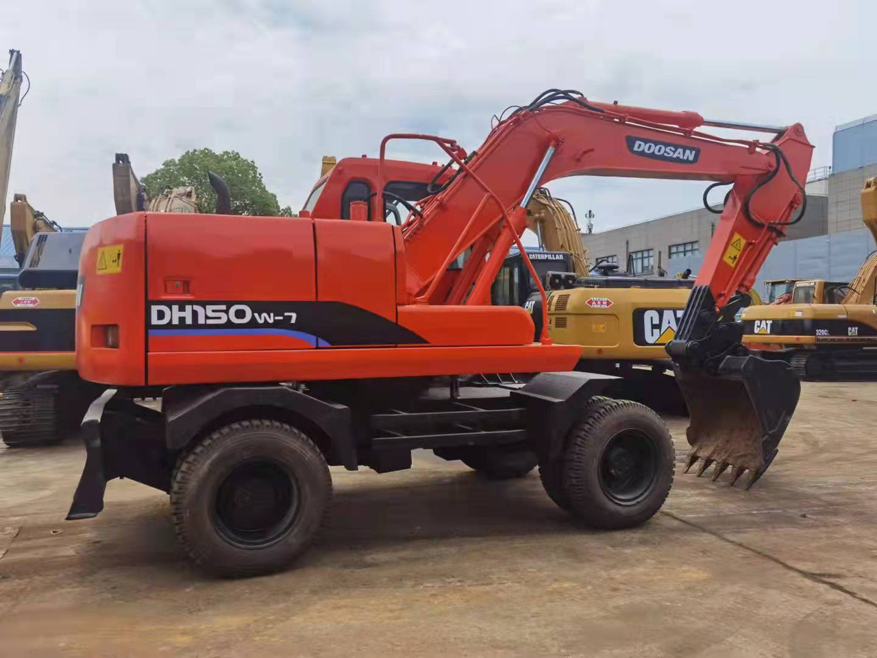 DOOSAN DH150W-7 - Gumikerekes kotró: 1 kép. DOOSAN DH150W-7 - Gumikerekes kotró: 1 kép.