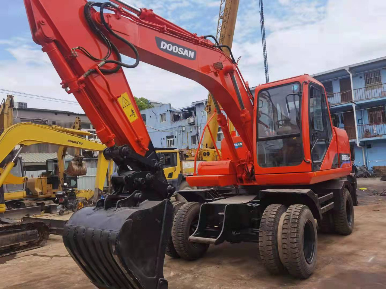 DOOSAN DH150W-7 - Gumikerekes kotró: 3 kép. DOOSAN DH150W-7 - Gumikerekes kotró: 3 kép.