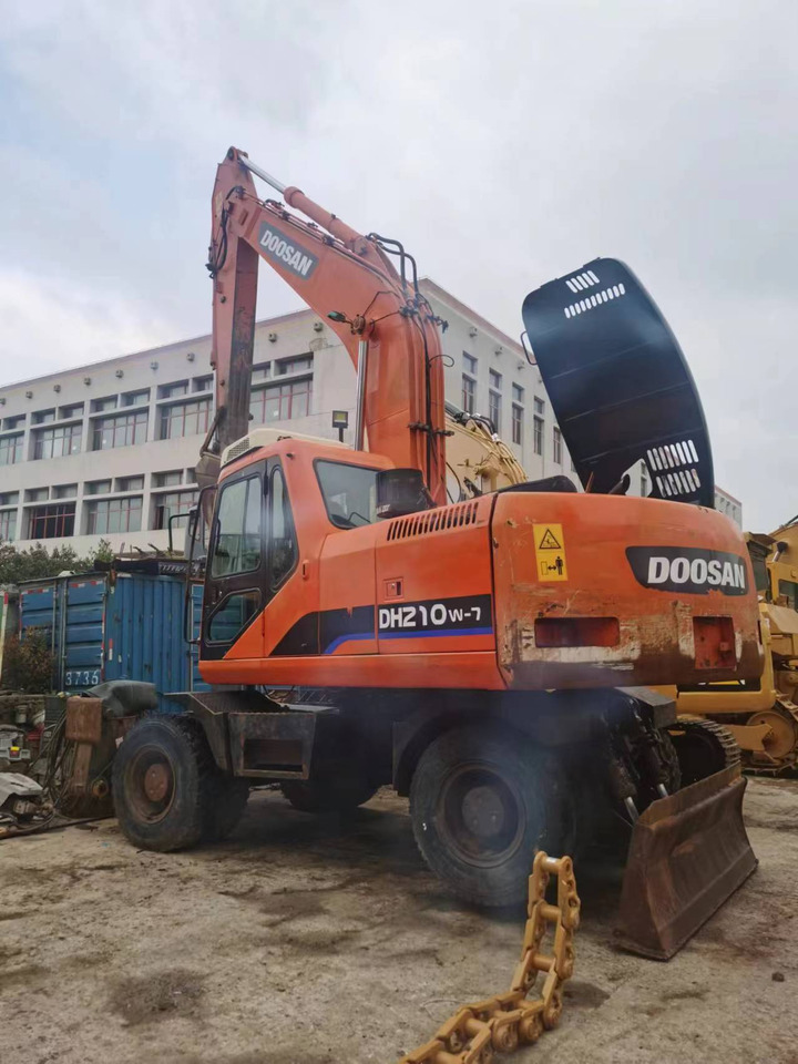 DOOSAN DH210W-7 - Gumikerekes kotró: 1 kép. DOOSAN DH210W-7 - Gumikerekes kotró: 1 kép.