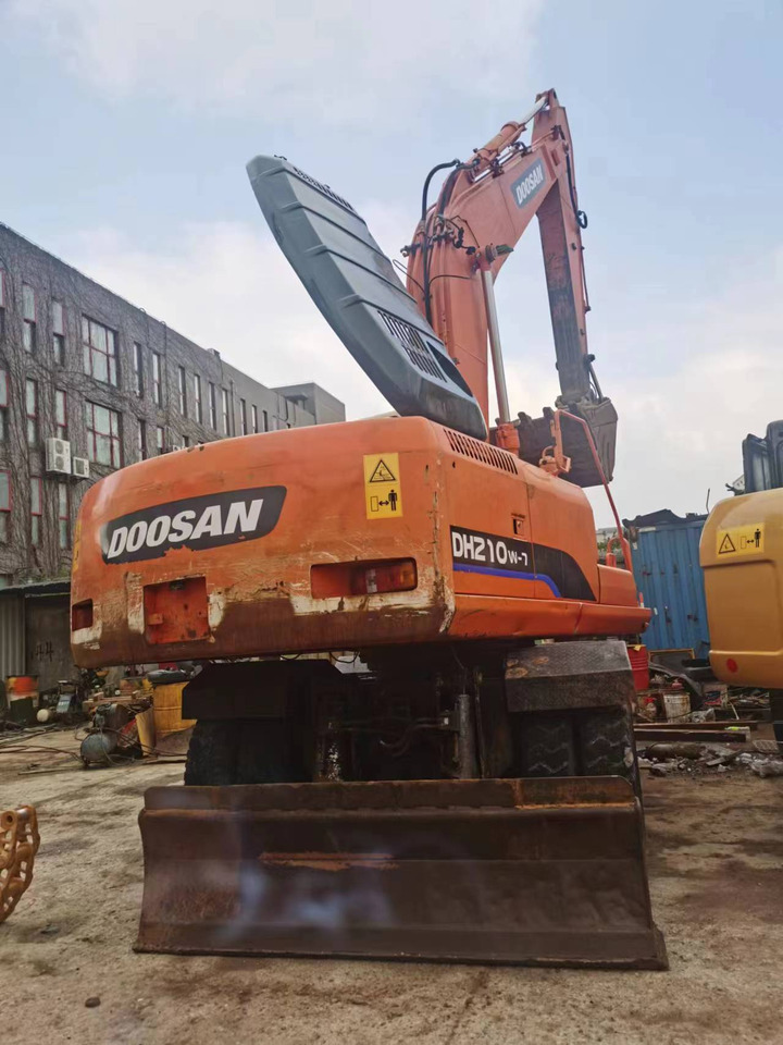 DOOSAN DH210W-7 - Gumikerekes kotró: 2 kép. DOOSAN DH210W-7 - Gumikerekes kotró: 2 kép.