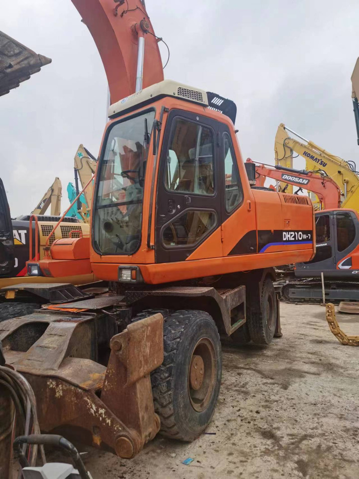 DOOSAN DH210W-7 - Gumikerekes kotró: 3 kép. DOOSAN DH210W-7 - Gumikerekes kotró: 3 kép.