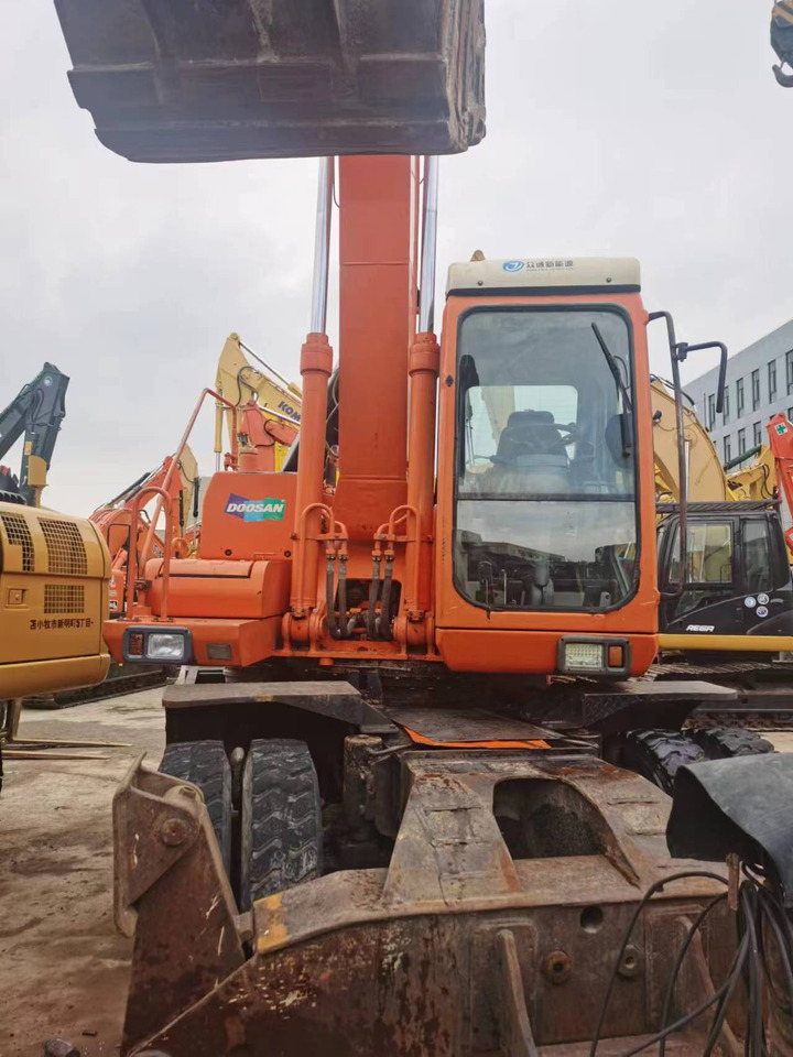 DOOSAN DH210W-7 - Gumikerekes kotró: 4 kép. DOOSAN DH210W-7 - Gumikerekes kotró: 4 kép.