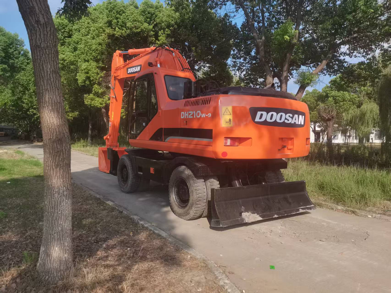 DOOSAN DH210W-9C - Gumikerekes kotró: 2 kép. DOOSAN DH210W-9C - Gumikerekes kotró: 2 kép.