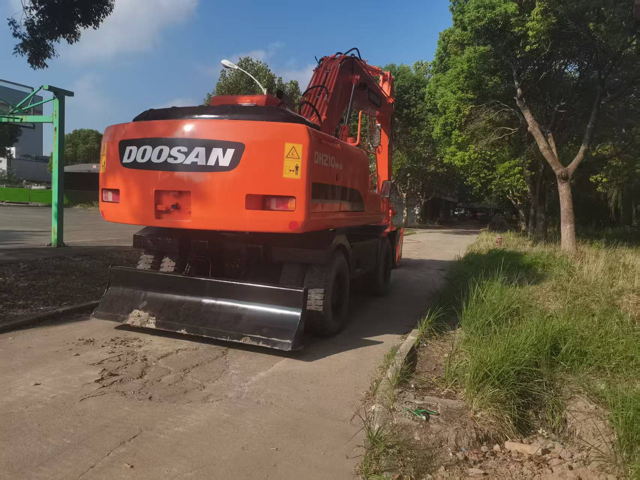 DOOSAN DH210W-9C - Gumikerekes kotró: 4 kép. DOOSAN DH210W-9C - Gumikerekes kotró: 4 kép.