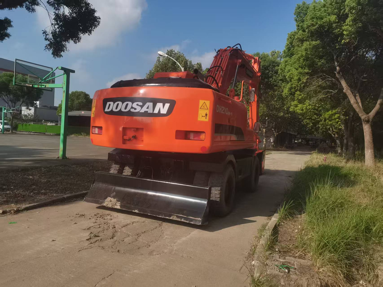 DOOSAN DH210W-9C - Gumikerekes kotró: 3 kép. DOOSAN DH210W-9C - Gumikerekes kotró: 3 kép.